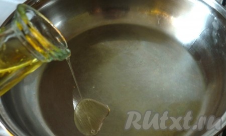 Смоченными в воде руками скатать из теста небольшие шарики. В небольшую кастрюльку влить растительное масло и хорошо его раскалить на среднем огне.