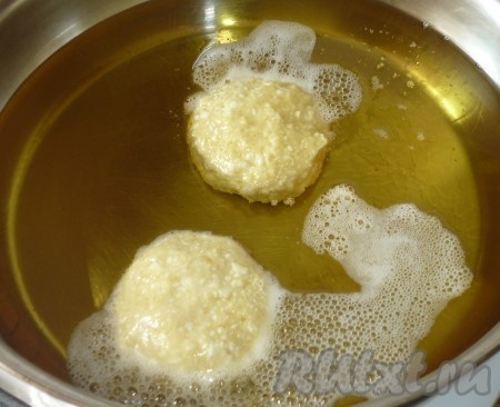 Аккуратно выкладывать круглые пончики в раскалённое масло. Жарить творожные пончики надо на умеренном огне, но в хорошо прогретом фритюре.