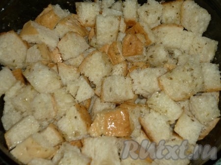 Затем берем нарезанные кубики хлеба и засыпаем их в миску с маринадом. Помешивая, дожидаемся, пока каждый кусочек пропитается.