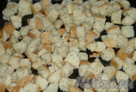 Укладываем кубики на противень и ставим в предварительно разогретую до 180 градусов духовку сушиться. Периодически нужно перемешивать домашние сухарики деревянной лопаточкой.