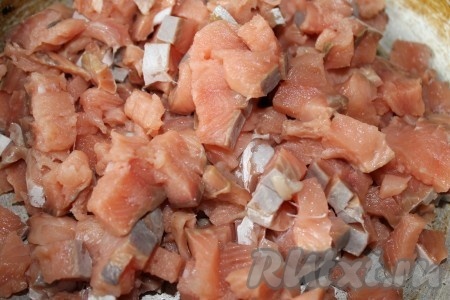 Рыбу нарезать кубиками и также обжарить до готовности, посолить.