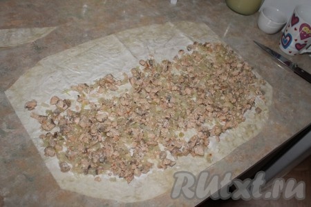 Лаваш намазать майонезом и выложить рыбную начинку.