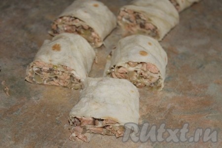 Свернуть лаваш в рулет и нарезать небольшими кусочками.