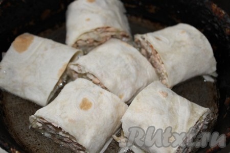 Обжарить каждый кусочек рыбного рулета из лаваша с двух сторон до золотистой корочки.