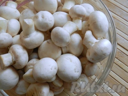 Шампиньоны промыть водой, убирая с грибочков грязь. Средние и крупные грибы нужно разрезать на 2-4 части.