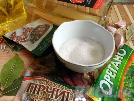 Подготовить масло, яблочный уксус, соль, сахар, чеснок, лавровые листья, смесь перцев, зёрна горчицы и сухой орегано.