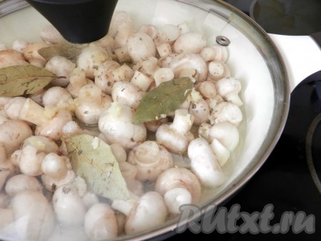 После закипания немного убавить огонь и варить 4-5 минут, периодически аккуратно перемешивая.