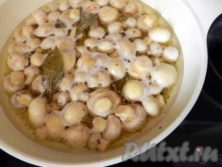Шампиньоны оставить остывать под крышкой, затем переложить в банку, закрыть крышкой и убрать в холодильник. Дать маринованным шампиньонам настояться не менее 4-х часов.
