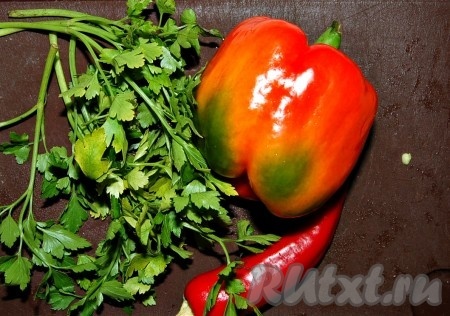 Приготовить сладкий и острый перцы, петрушку. Сладкий перец перед укладкой в банку нарезать на четвертинки, острый можно положить целиком, а можно использовать только часть перца.