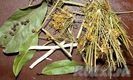 Приготовить лавровый лист, черный перец горошком, укроп, корни хрена.