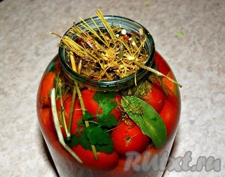 Сложить в банку помидоры со всеми остальными овощами и сухими приправами. Залить кипящей водой до самого верха.