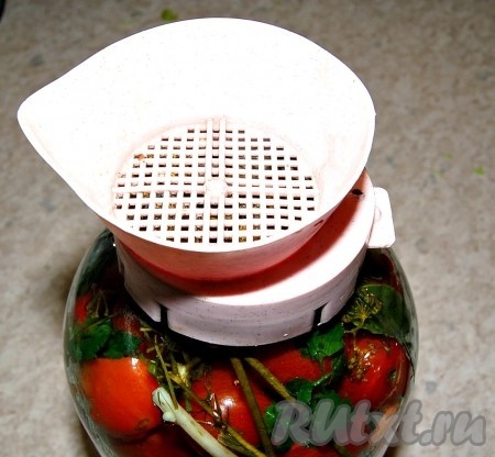 Через 30 минут слить воду в кастрюлю.