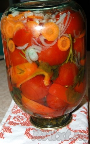 В слитую воду добавить соль, сахар,  в самом конце уксус. Довести маринад до кипения и горячим залить в банку с помидорами. Закатать крышку и перевернуть банку. 
