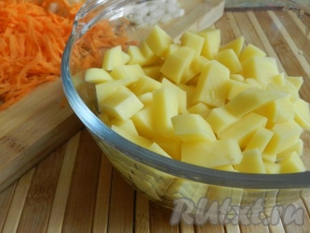 Очистить и порезать картофель.
