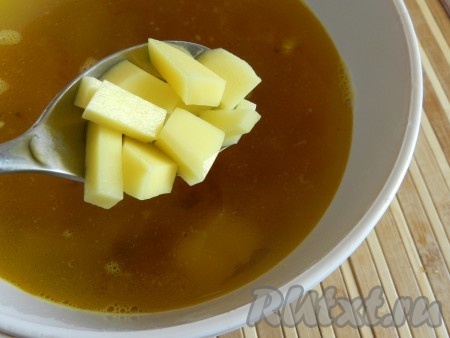 Переложить в кастрюлю, залить бульоном, довести до кипения, добавить картофель, соль, специи. 