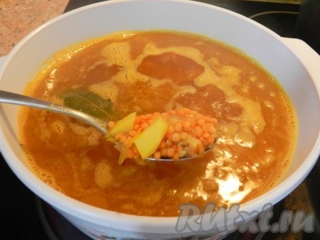 Всыпать чечевицу и варить картофельный суп с мясом до готовности 10-15 минут.
