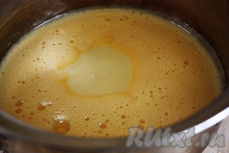 Взбить желтки и добавить в них сгущёнку. Продолжая взбивать, добавить сок половинки лимона.