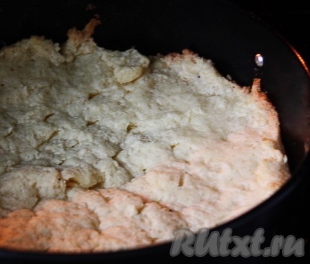 Смешать муку с солью и сахаром. Мелко порубить масло. Творог с маслом и мучной смесью порубить в комбайне или ножом вместе в мелкую крошку. Желток смешать с водой и, постепенно вливая получившуюся смесь, замесить тесто из муки и масла до однородной консистенции, сформировать шар, накрыть пленкой и в холодильник на час, если терпения мало - тогда в морозилку минут на 30. Далее достать наше тесто. Смазать форму сливочным маслом и обсыпать сухарями. Начать аккуратно распределять тесто по дну формы, желательно чтобы подъем по бортикам был около 3 см, равномерно и тонко. Можно наколоть серединку вилкой, так как есть вероятность поднятия серединки. Отправить основу в духовку при 180 градусах минут на 10.