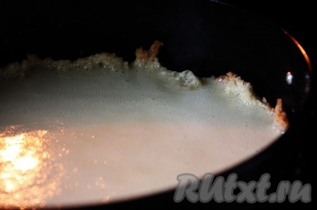 Достать из духовки форму, выложите начинку на основу.