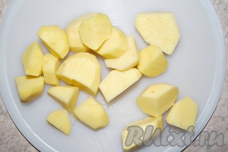 Через 1,5 часа после начала варки добавить в бульон крупно нарезанный картофель. В этом супе он должен хорошо развариться. Посолить суп по вкусу.