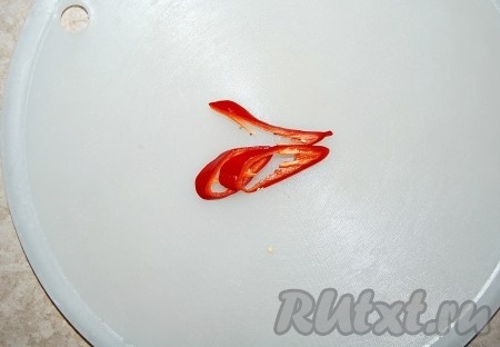 По желанию можно добавить немного тонко нарезанного острого перца. Он придаст остроту и аромат.