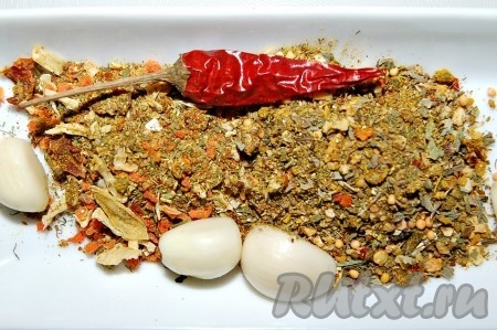 Затем добавить любимые специи. У меня специальный суповой набор сухих специй для супа из баранины (покупаю на рынке). Вместе со специями добавить мелко нарезанный чеснок и острый сушеный перчик целиком, который надо сразу после готовности супа  вынуть и выбросить. Этот перчик даст легкий дополнительный вкус, но не остроту (если он целый). Попробовать суп и по необходимости добавить соль.