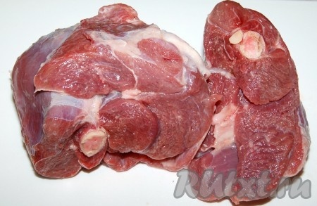 Мясо помыть, залить водой и поставить вариться бульон. Чтобы бульон получился наваристым и вкусным, варить его 1,5 - 2 часа на маленьком огоньке.