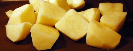 В процеженный чистый бульон одновременно добавить нарезанный картофель и очищенную, нарезанную крупную рыбу, посолить, дать бульону закипеть, а затем, уменьшив огонь, варить минут 15-20 (до мягкости картошки).