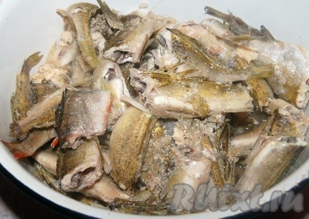 Варить 1 час, затем бульон процедить (очень удобно процеживать через марлю, тогда в процеженный бульон точно не попадут чешуя и косточки). Мелкую рыбу выбросить.
