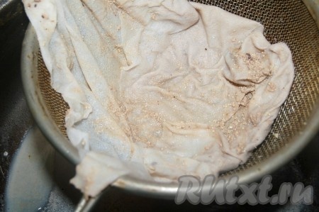 Варить 1 час, затем бульон процедить (очень удобно процеживать через марлю, тогда в процеженный бульон точно не попадут чешуя и косточки). Мелкую рыбу выбросить.