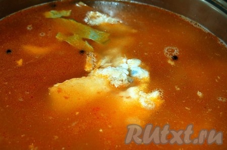 Когда картошка сварится, добавить в бульон с рыбой и картофелем обжаренные морковь с луком и томатом, лавровый лист с горошинами чёрного перца, дать закипеть и проварить на среднем огне с момента закипания 3-5 минут.