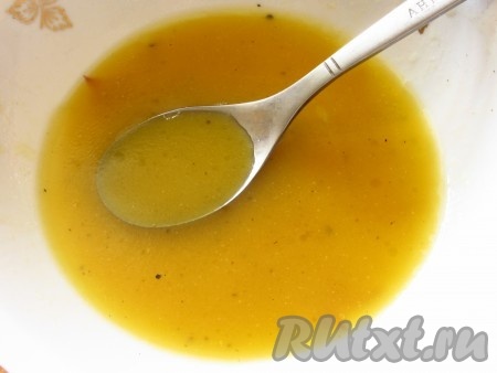 Приготовим заправку для рукколы. Смешать оливковое масло, лимонный сок, мед, горчицу, соль, перец.  Заправка для теплого салата из куриной печени готова. 