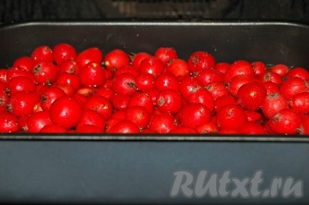 Добавить сахар и воду, перемешать и поставить в заранее нагретую до 180 градусов духовку.