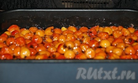 Затем пена пройдет и ягоды станут прозрачными.