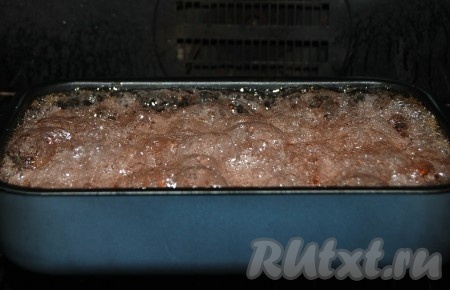 Через какое-то время сахар начнет пениться. Нужно периодически слегка помешивать варенье из боярышника деревянной ложкой.