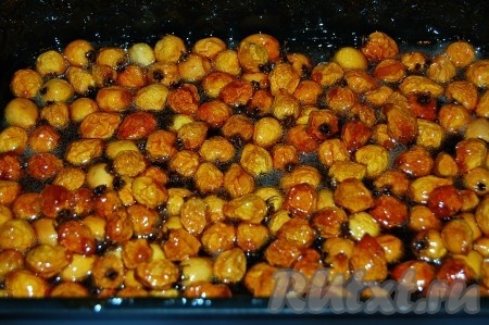 Через 30 минут после закипания проверить готовность варенья из боярышника, для чего капнуть капельку на блюдце. Если капелька не растекается, значит варенье готово. Можно выключать духовку и вынимать из нее противень.