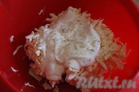 Маргарин натереть на тёрке, добавить сметану, соду и соль (приправу).