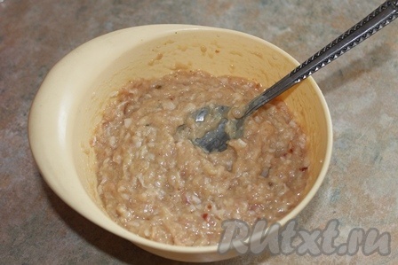 Тем временем приготовить начинку - в фарш добавить желток и специи.