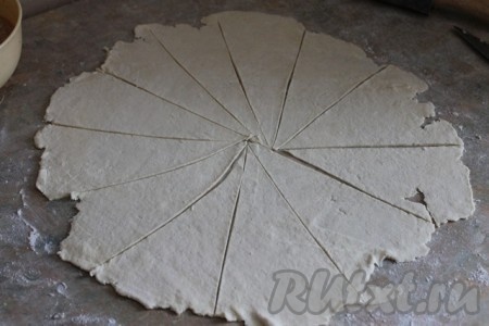 Тесто раскатать в тонкий пласт и разрезать на сегменты.