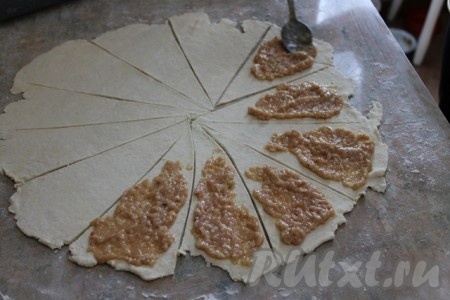 Фарш распределить по кусочкам теста тонким слоем.