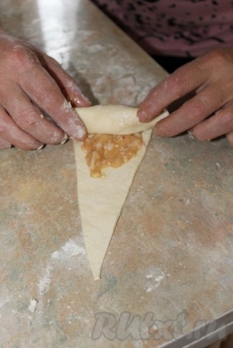 Затем скрутить рулетиком.