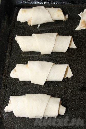 Рогалики с фаршем выложить на смазанный маслом противень и перед тем, как поставить в духовку, смазать их белком.