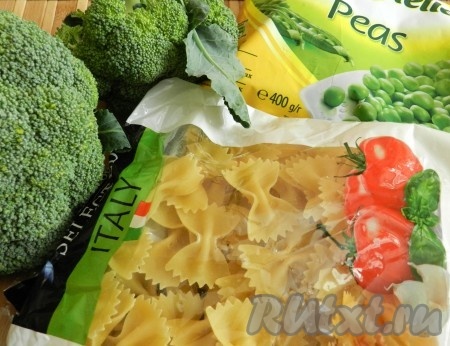 Ингредиенты для приготовления пасты с брокколи и зеленым горошком 