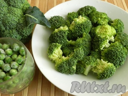 Брокколи разобрать на соцветия, вымыть. Отварить в подсоленной воде 5-7 минут. За 1 минуту до окончания варки всыпать зеленый горошек.