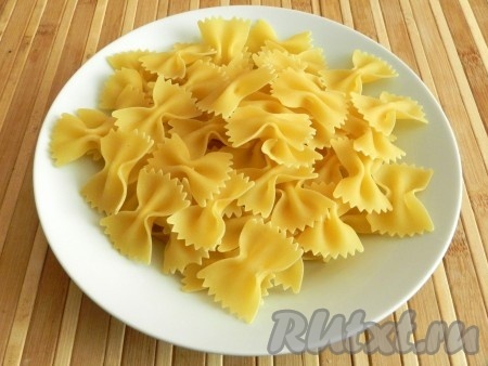 Пасту отварить по инструкции на упаковке.