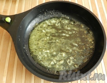 В небольшой сковороде разогреть оливковое и сливочное масло, обжарить выдавленный через пресс чеснок, добавить цедру и сок лимона, прогреть 1 минуту.