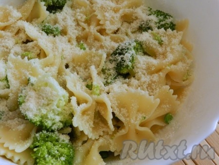 Соединить пасту с брокколи и зеленым горошком, влить масло, перемешать. Добавить черный перец, пармезан (оставить 1-2 столовые ложки, чтобы посыпать сверху). Аккуратно перемешать.
