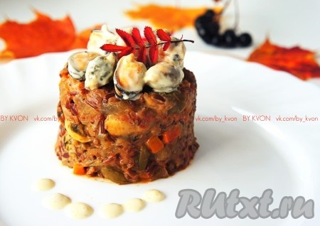 Красный рис с мидиями и овощами под сливочным соусом