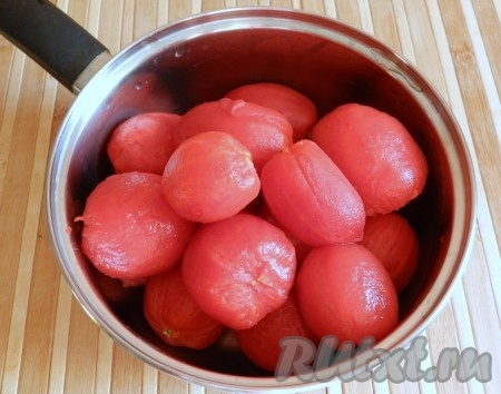 Снять с помидоров шкурку.