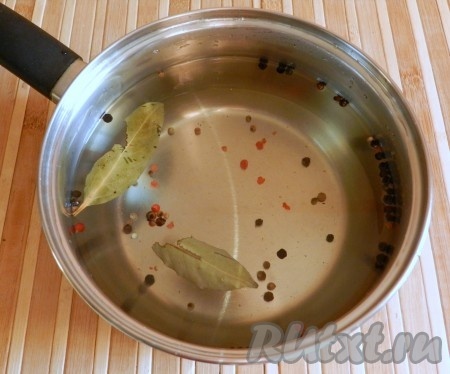 Для маринада смешать воду, уксус, специи, соль и сахар. Довести до кипения, убрать с огня и остудить.